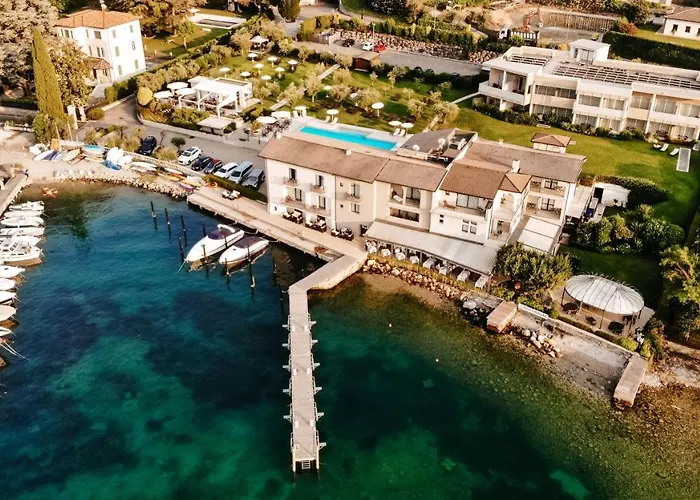 Hotel di lusso: Bella Hotel & Restaurant With Private Dock For Mooring Boats