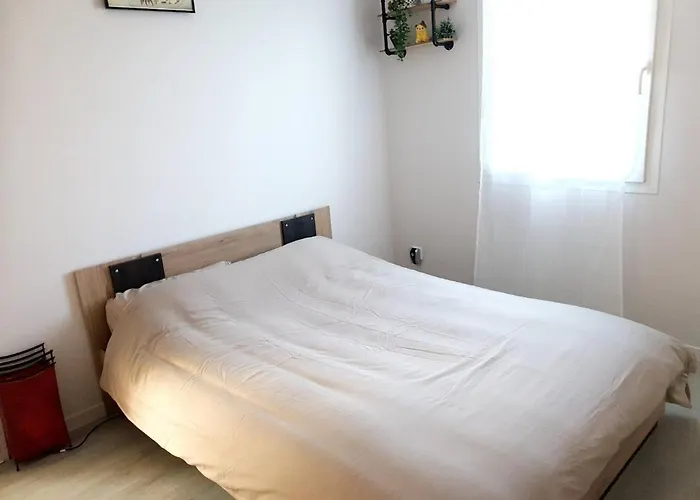 Beau logement avec terrasse, jacuzzi et terrain de pétanque privatif à 5 minutes de la plage