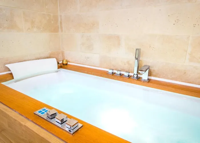 Jacuzzi® - La petite Romantique - FloBNB
