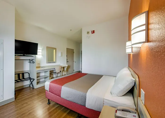 Cheap hotel: Motel 6-Brampton, On - Toronto