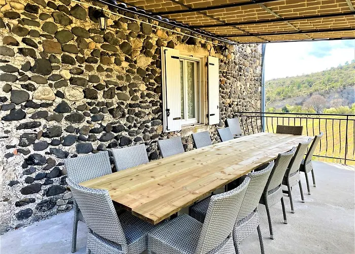 Gîte 12-14p, 5ch, 3sdb, piscine chauffée en saison, terrain de pétanque et jeux extérieurs extérieurs