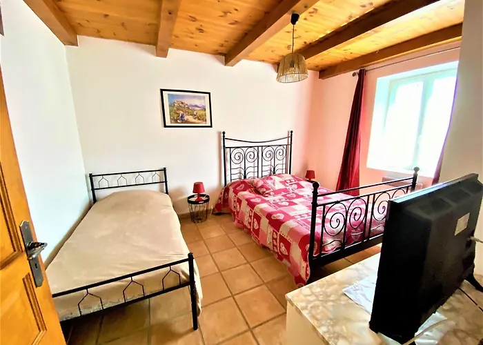 Gîte 12-14p, 5ch, 3sdb, piscine chauffée en saison, terrain de pétanque et jeux extérieurs extérieurs