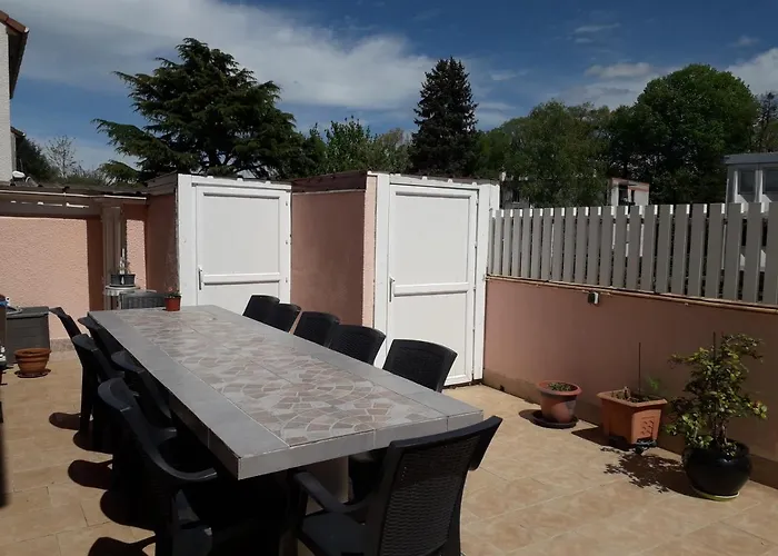 la maison rose 2 chambres avec lit pour 2 personnes et 2 salles de bains a 15 kilomètres du circuit de Magny-Cours et 1,2 kilomètre du sanctuaire de ste Bernadette