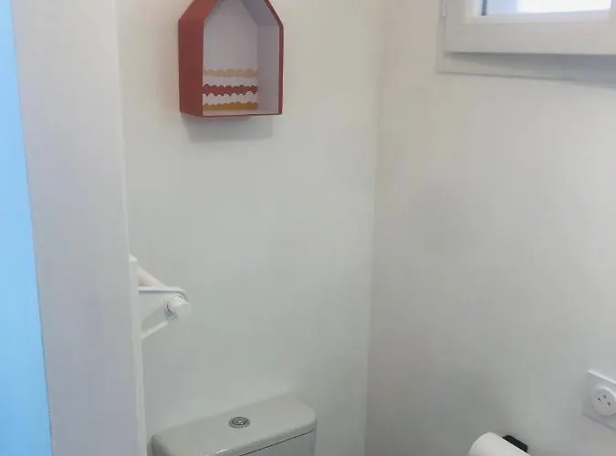 Maisonnette climatisée refaite à neuf avec parking à 300m de la plage