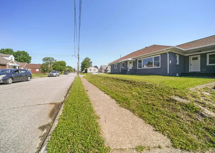 Charming Erie Home ~ 2 Mi To Downtown Delights!