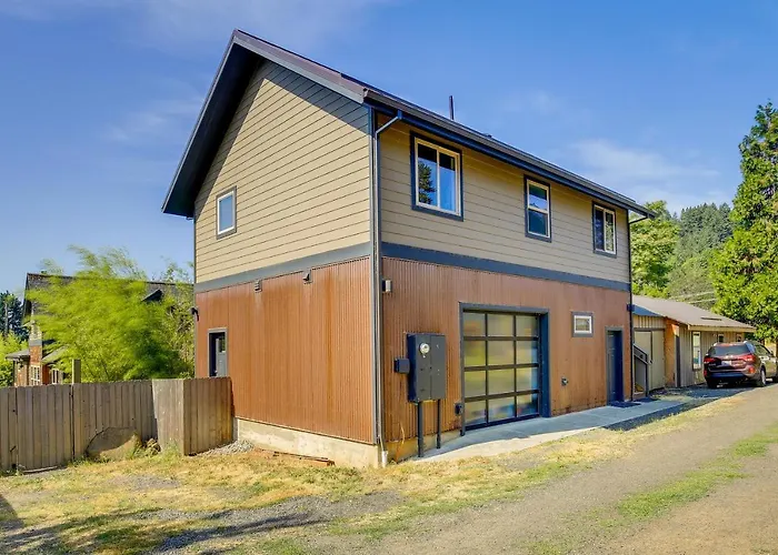 Modern White Salmon Apartment, Steps From Town