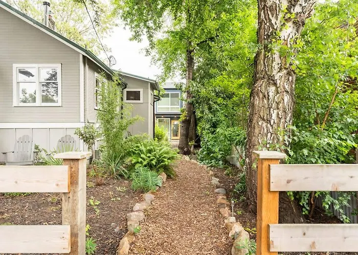 Artistic Georgetown Retreat In Seattle