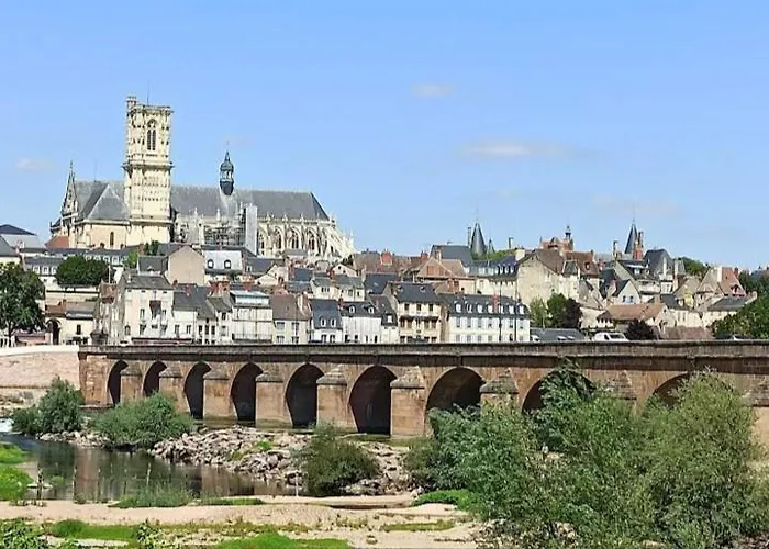 la maison rose 2 chambres avec lit pour 2 personnes et 2 salles de bains a 15 kilomètres du circuit de Magny-Cours et 1,2 kilomètre du sanctuaire de ste Bernadette