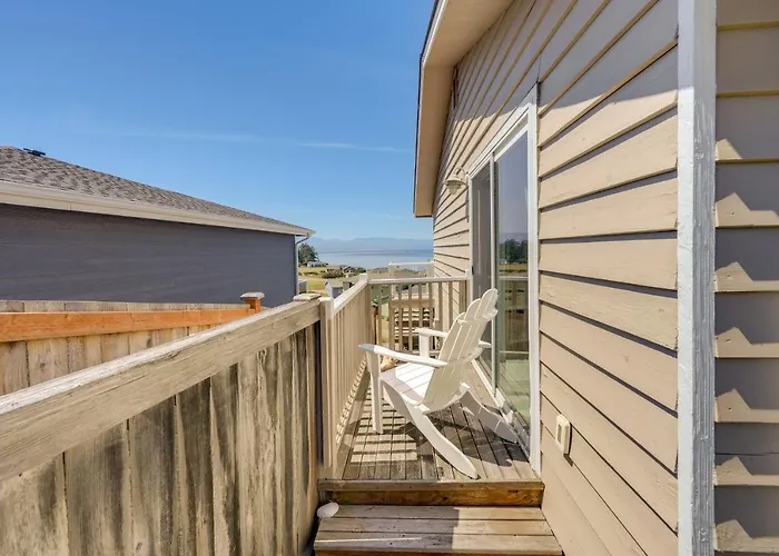 Stunning Home In Coupeville W/ Deck + Beach Access