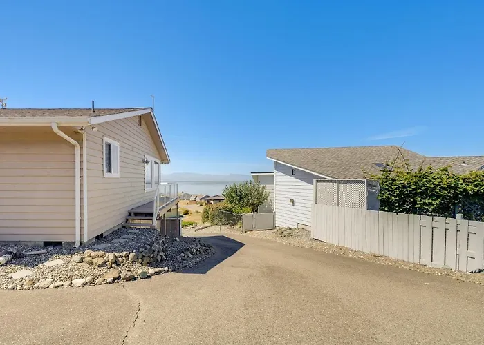 Stunning Home In Coupeville W/ Deck + Beach Access