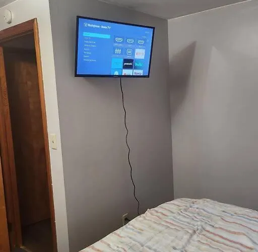 Private Upper 1 Bd Apartment