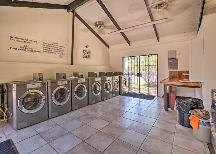 Kaunakakai Vacation Rental W/ Pool Access & A/C!