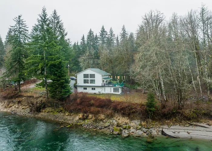 Riverside Retreat On Skagit River