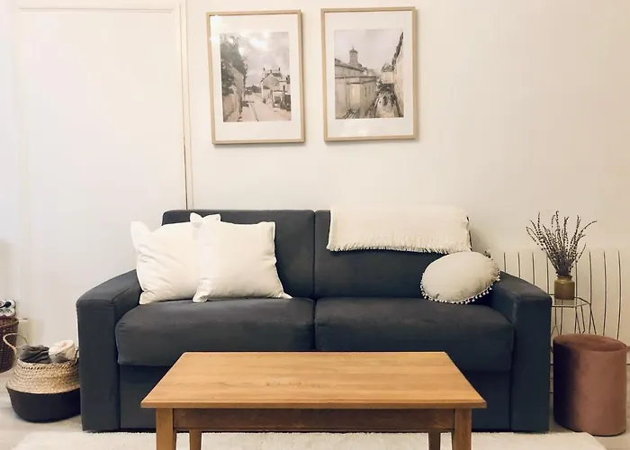 Elegant, Spacious Apartment In Historic Center Of Tournon