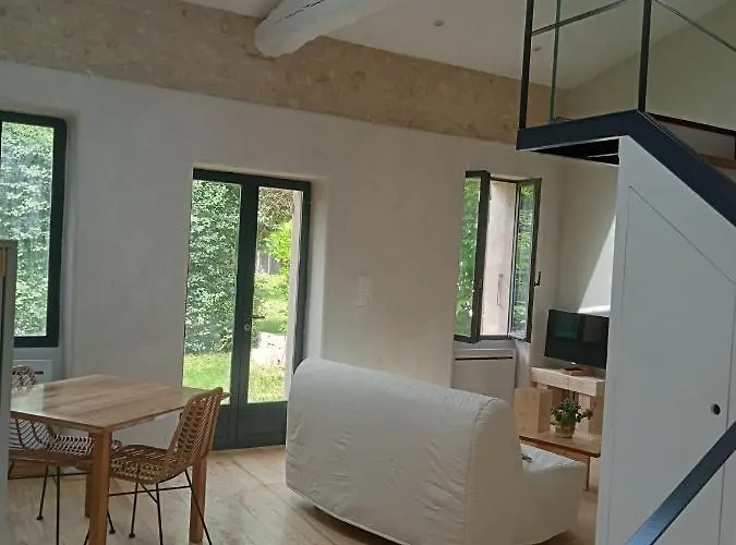 Maison en pierre restaurée avec jardin