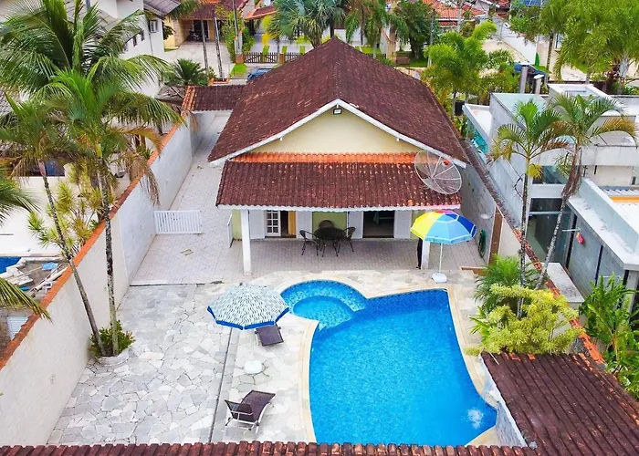 Casa em condomínio fechado com piscina
