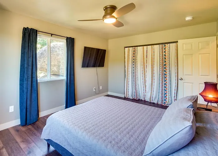 Running Springs Cabin W/ Spacious Deck + Hot Tub!