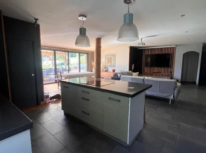 Maison en bois , plein pieds,piscine privative
