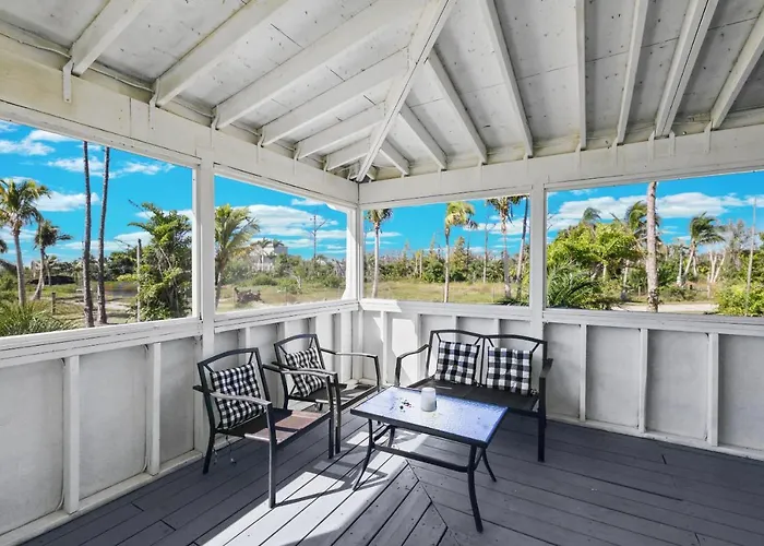 Villa Island Retreat, Country House Overlooking 13 Acres And A Small Lake