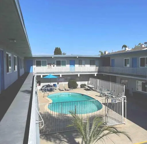 Spacious Studio Close To Lax And Close To Beaches!