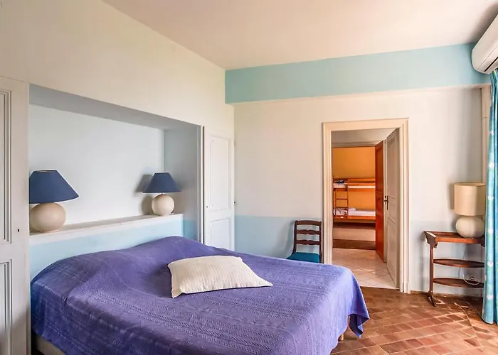 Villa la Malpagne, 400m2 les pieds dans l'eau