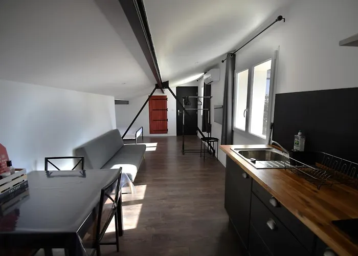 Studio industriel à 50 m de la plage et du port
