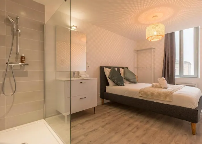 ATYPIQUE - 2 chambres avec salles de bains, cuisine équipée, parking gratuit
