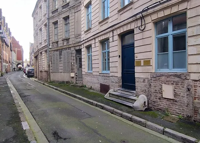 La cour du Noble Hyper centre et au calme cour privative parking à proximité