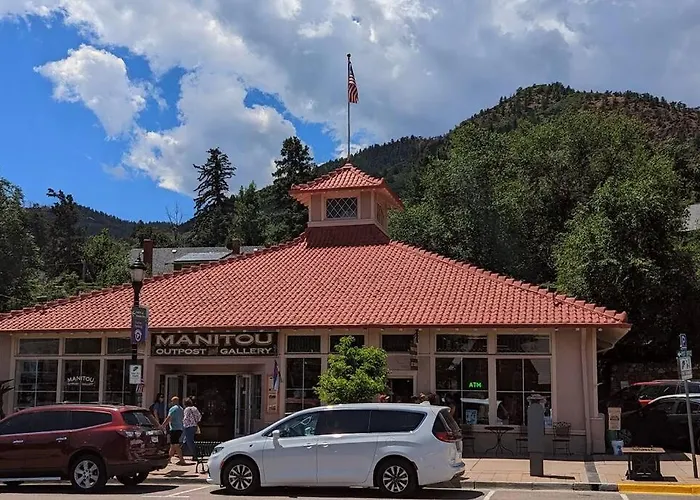 Manitou Springs White Yarrow Inn House