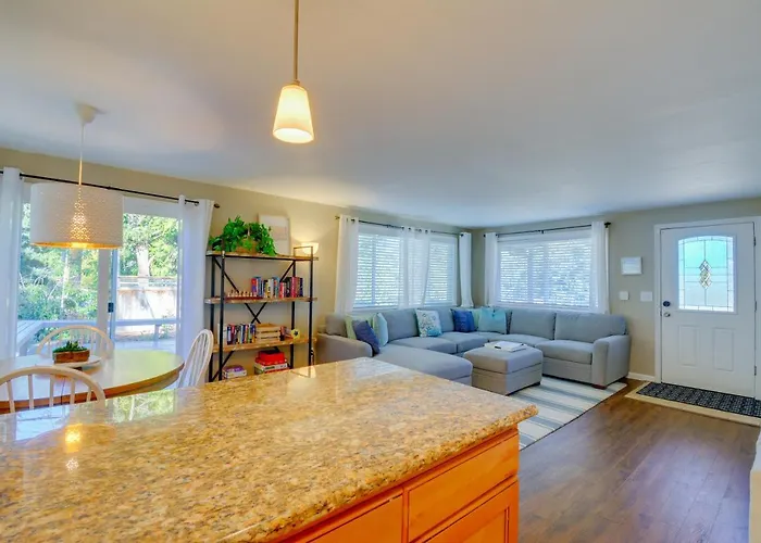 Gig Harbor Vacation Rental Home: 1 Mi To Uptown!