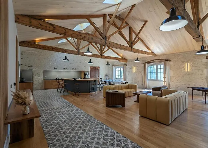 Maison lumineuse avec cuisine équipée, 3 chambres avec SDE&WC privatifs, garage et Wifi - Jarnac - FR-1-653-246