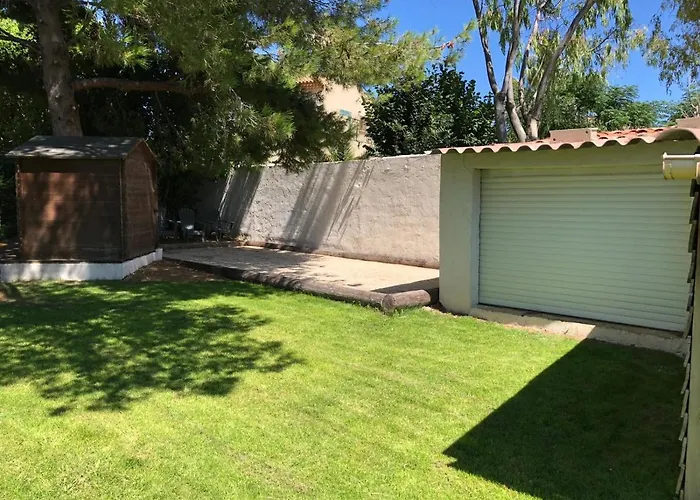 Villa contemporaine avec piscine sur 1400 m² de terrain, à 10 kms du Cap d Agde