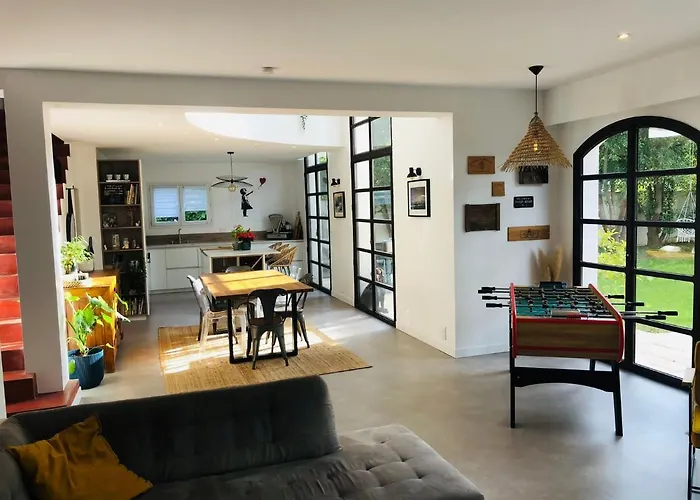 Villa contemporaine avec piscine sur 1400 m² de terrain, à 10 kms du Cap d Agde