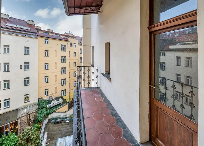 Art House Apartments By Adrez