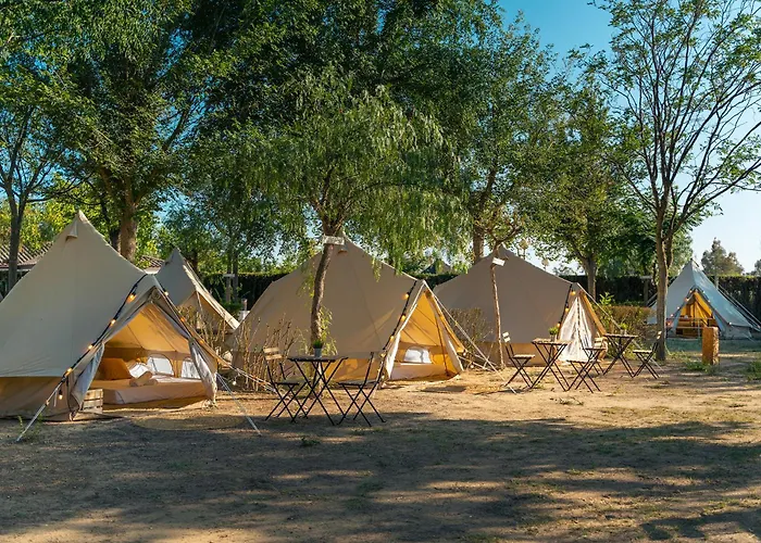 Hotel cerca del colegio: Kampaoh El Rocio