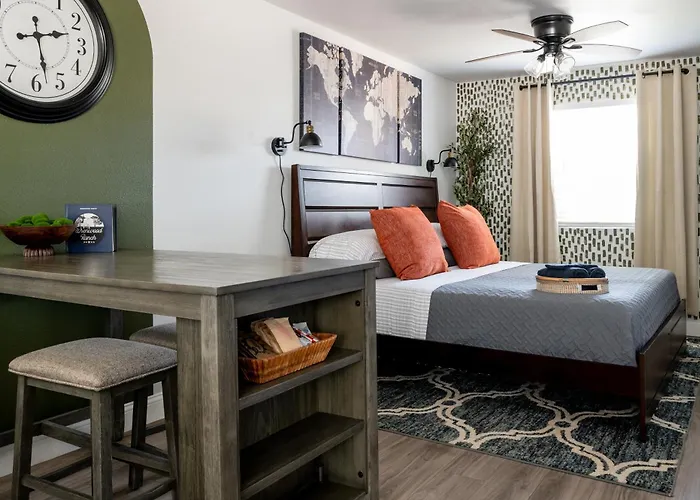 Step Free Entrance-Wolfe Cottage At Wrenwood Ranch, King Bed
