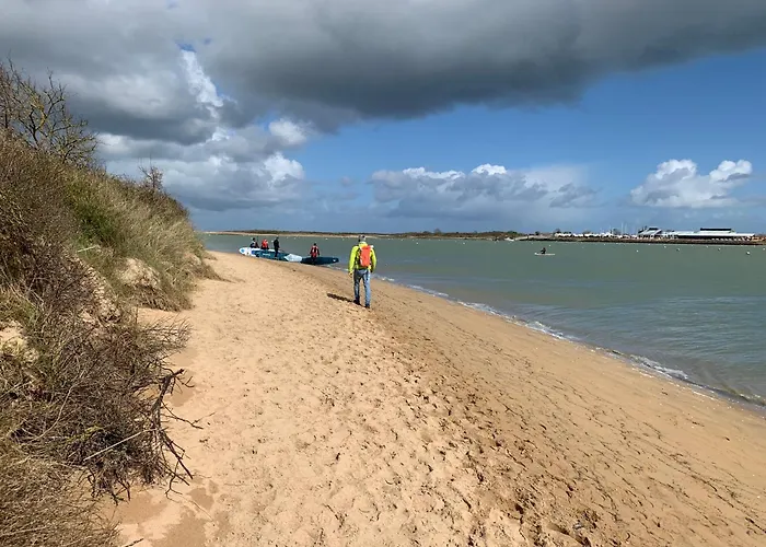VILLA 600m de la plage calme Location possible à partir de 3 nuitées, pouvant accueillir 6-8 pers Activités nautiques randonnée vélo pêche golf casinos