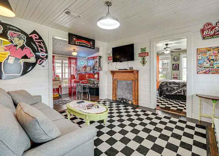 Retro Retreat In Llano W/ Screened Porch!