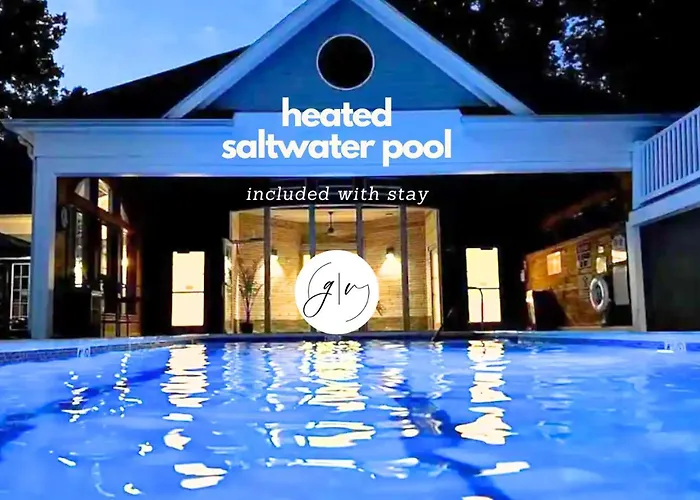 Luxury Villa: Mohegan Retreat with Fireplace, Jacuzzi, and Pools