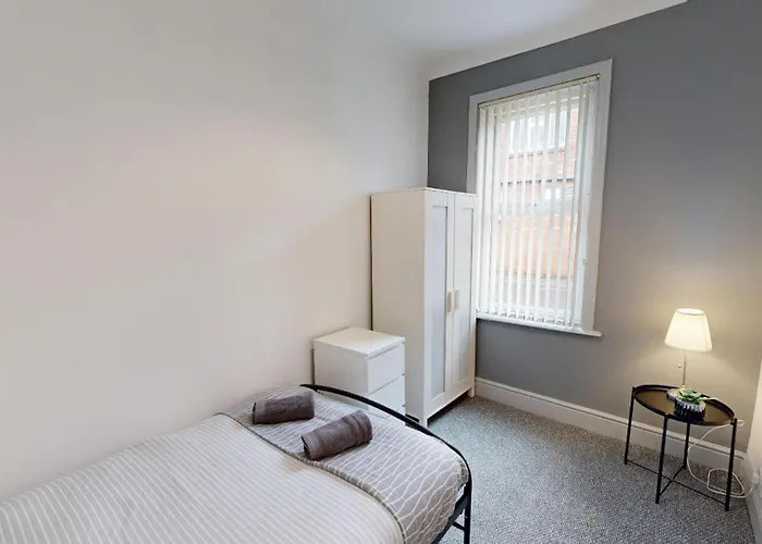 Central Stunning 3-Bed House - Free Parking