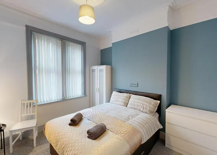 Central Stunning 3-Bed House - Free Parking