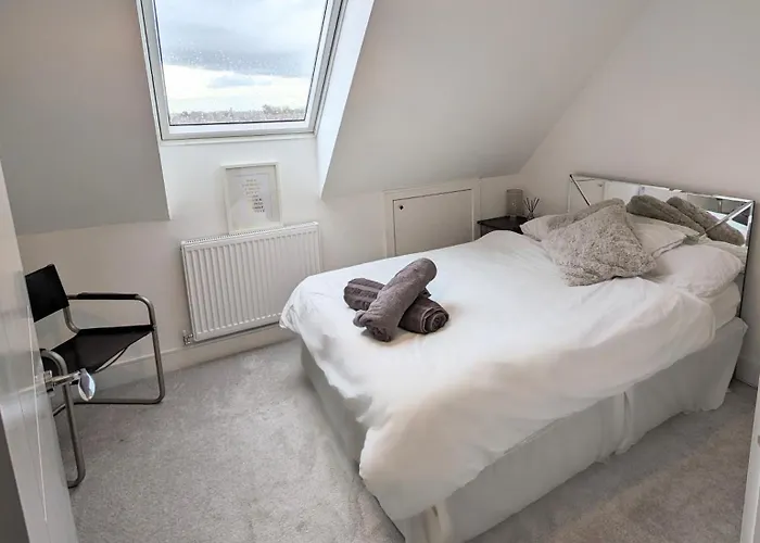 The Penthouse Double Bedroom For Rent Use Of Kitchen