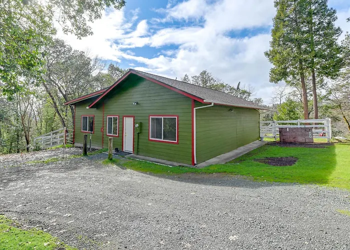 Charming Grants Pass Cottage W/ Patio & Gas Grill!