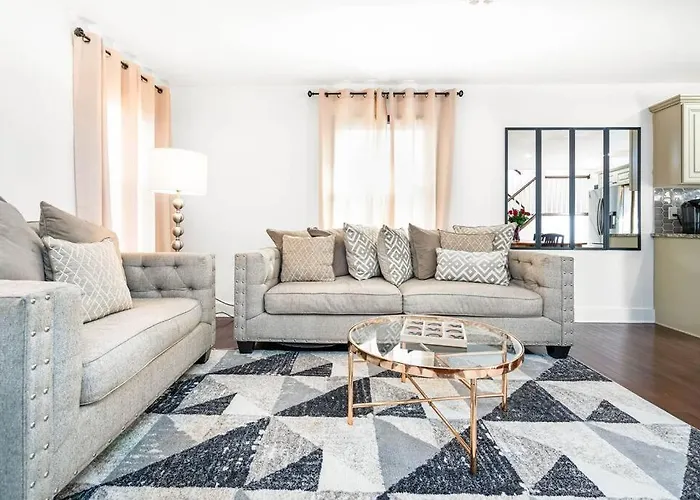 East Atlanta / Decatur Retreat With Fire-Pit