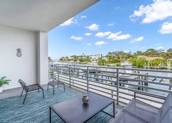 Waterside Retreat: Modern 2Br, Mins To Beach & Apt