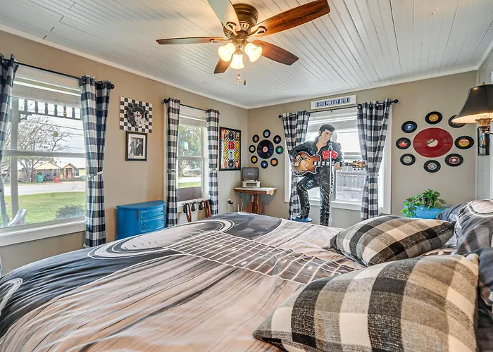 Retro Retreat In Llano W/ Screened Porch!