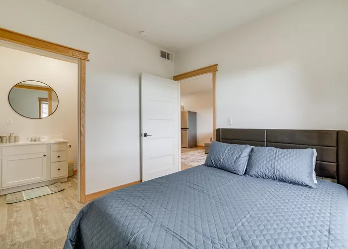 4 Mi To Lake: Golf-View Erie Condo W/ Porch