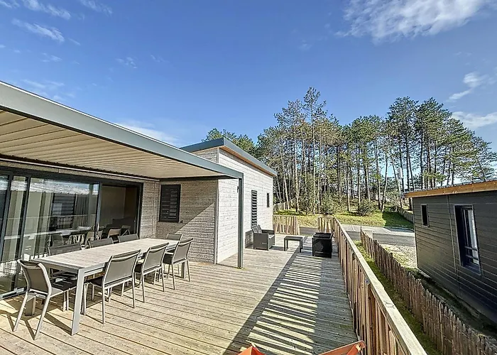 Chalet de Standing 6 Pers. à Jullouville - Piscine Chauffée, Plage à Proximité, Wi-Fi Inclus - FR-1-361-536