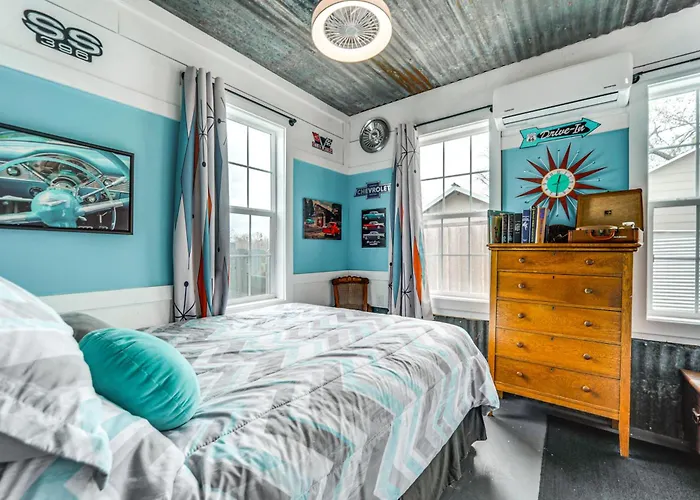 Fifties Diner-Style Llano Home W/ Shared Fire Pit