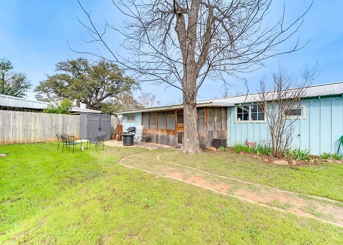 Fifties Diner-Style Llano Home W/ Shared Fire Pit